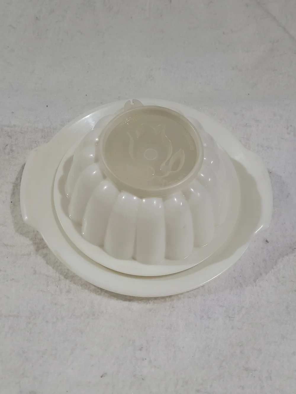 Tupperware Claasic White Jell and Serve Jello Mold with Serving Plate.